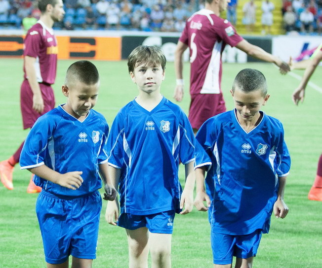 GALERIE FOTO / PANDURII PLAYER ESCORT MECI PANDURII CFR CLUJ