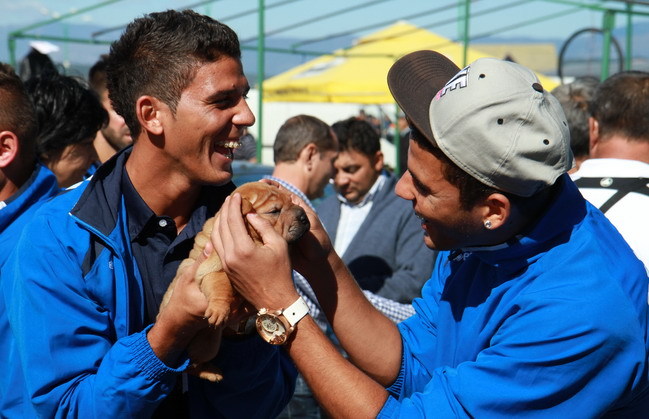 Erico şi Elton da Silva, campioni la  fotografii şi la acordat autografe în Târgul Auto Succes