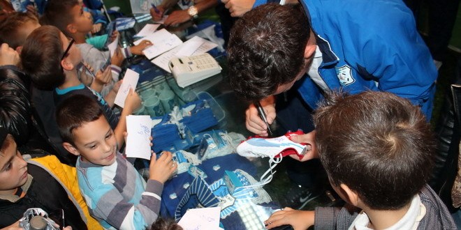 Jucătorii echipei Pandurii au acordat autografe pe eşarfe şi fanioane dar şi pe ghete de fotbal sau mingi