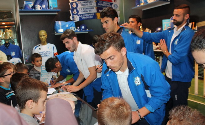 FOTO / SESIUNE DE AUTOGRAFE LA INAUGURAREA MAGAZINULUI OFICIAL AL CLUBULUI PANDURII