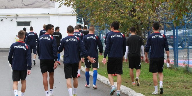Fotbaliştii echipei Pandurii s-au deplasat azi la Bucureşti pentru meciul din etapa a XII-a cu Dinamo