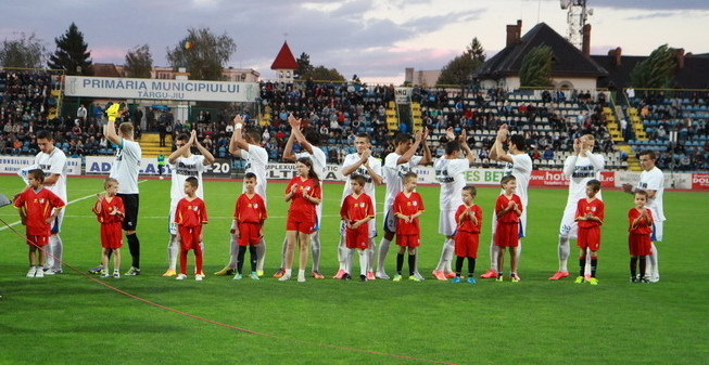 FOTO / PANDURII PLAYER ESCORT MECI PANDURII TÂRGU JIU – ASA TARGU MURES