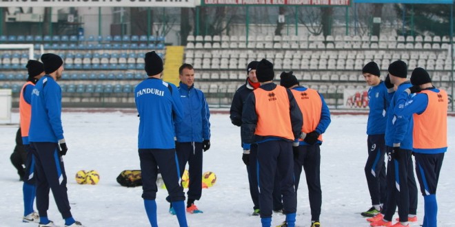 FOTO / IMAGINI ANTRENAMENT FIZIC PANDURII TÂRGU JIU 09 01 2015