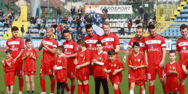 FOTO / PANDURII PLAYER ESCORT MECI PANDURII TÂRGU JIU – GAZ METAN MEDIAŞ