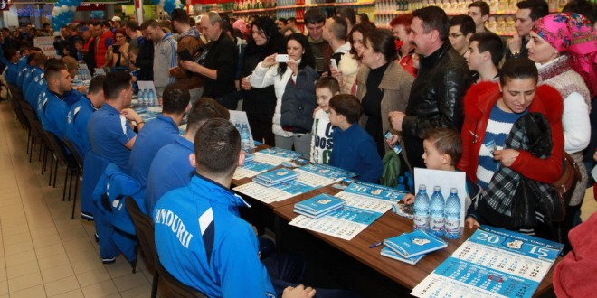 FOTO / PANDURII AU OFERIT CADOURI ŞI AU ACORDAT AUTOGRAFE LA CARREFOUR TÂRGU JIU