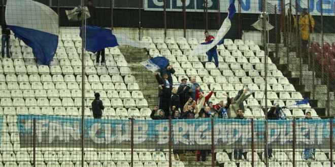 FOTO / GALERIA ECHIPEI PANDURII ALĂTURI DE JUCĂTORI LA MECIUL CU CFR CLUJ 01.03.2015