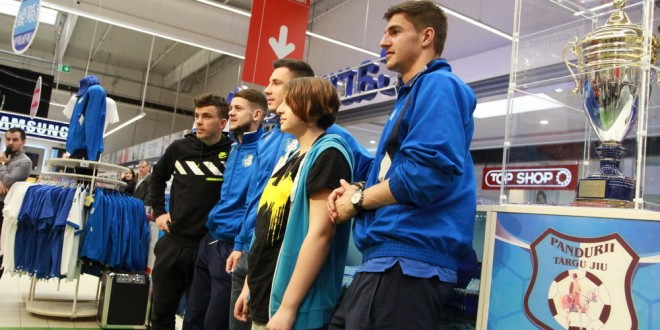 FOTO / SESIUNE DE AUTOGRAFE LA INAUGURAREA MAGAZINULUI OFICIAL PANDURII ÎN CARREFOUR TÂRGU JIU 10.04.3025