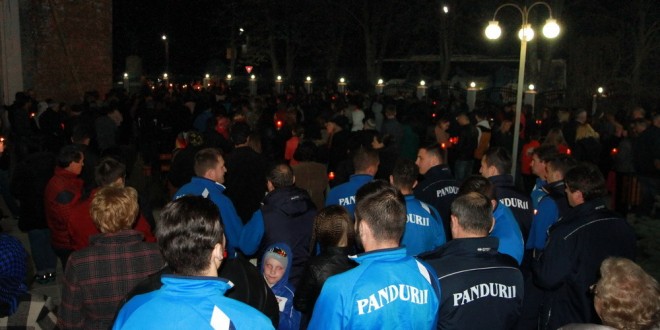 FOTO / PANDURII TÂRGU JIU LA SLUJBA DE ÎNVIERE LA BISERICA DIN CLINCENI 11.04.2015