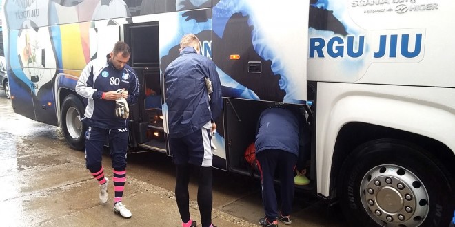 PANDURII TV / IMAGINI DE LA SOSIREA ECHIPEI LA STADIONUL ASTRA PENTRU ANTRENAMENT 06.04.2015