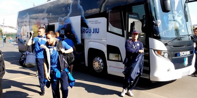 PANDURII TV / SOSIREA ECHIPEI PANDURII LA STADIONUL DIN TÂRGU MUREŞ 25.04.2015