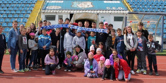 FOTO / Un grup de copii din Vâlcea în vizita la Pandurii în cadrul programului „Şcoala altfel”