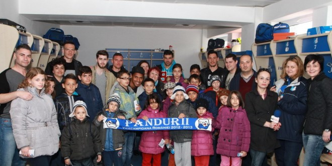 Jucătorii de la Pandurii au primit azi în vizită un grup de copii  de la Centrul de Asistenţă Socială de la Târgu Cărbuneşti