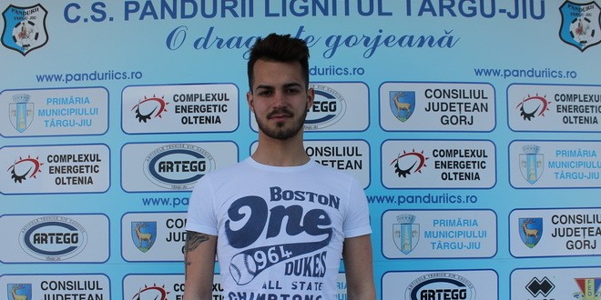 TRANSFER / Pandurii Târgu Jiu a semnat un contract cu tânărul mijlocaş, Marius Mareş