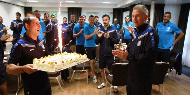 Antrenorul Edi Iordănescu a sărbătorit ziua de naştere în cantonament alături de jucători