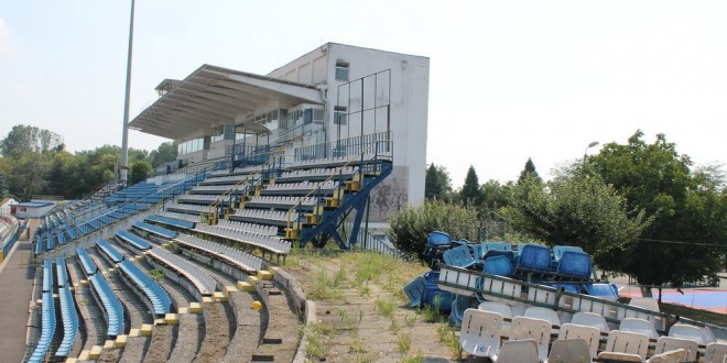 A demarat acţiunea de demolare prin demontarea scaunelor din Stadionul Municipal din Târgu Jiu