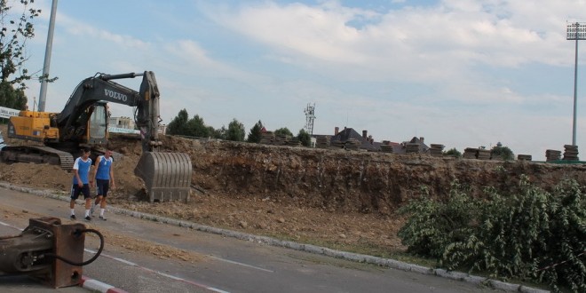 FOTO / IMAGINI DE LA  DEMOLAREA PELUZEI DE LA SALA SPORTURILOR  27.07.2015