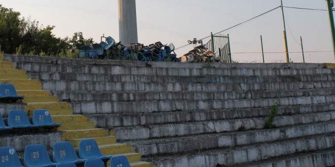 PANDURII TV / IMAGINI DE LA DEMONTAREA SCAUNELOR DIN TRIBUNELE STADIONULUI MUNICIPAL 22.07.2015