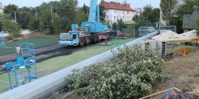 FOTO / DEMOLARE STADION MUNICIPAL TÂRGU JIU – DEMONTARE STÂLP DE NOCTURNĂ 3  06.08.2015