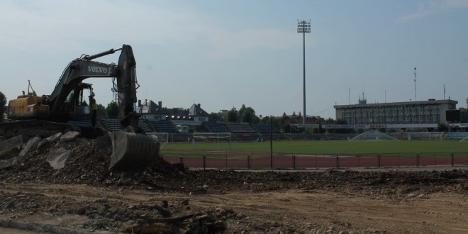 FOTO / DEMOLARE STADION MUNICIPAL TÂRGU JIU, VINERI 31 IULIE 2015