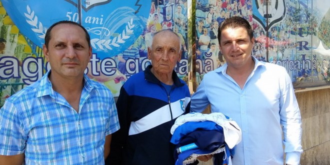 Suporterul care a susţinut echipa din tribună la Botoşani a primit cadouri surpriză azi din partea clubului Pandurii Târgu Jiu