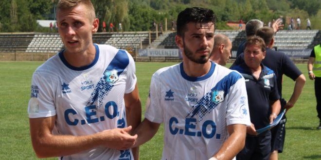 Jucătorii echipei Pandurii Târgu Jiu au purtat la meciul cu Chindia Târgovişte un echipament nou, marca Luanvi