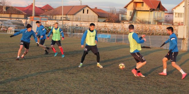 MECI AMICAL / Pandurii Târgu Jiu va juca azi, pe terenul de la Rovinari, un meci amical cu Flacăra Horezu
