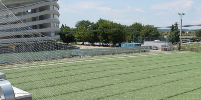 A fost întins gazonul sintetic pe terenul 2 din incinta Complexului Sportiv Municipal