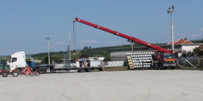 FOTO / IMAGINI DE LA MONTAREA PRIMEI TRIBUNE LA TERENUL 2 DE LA TÂRGU JIU