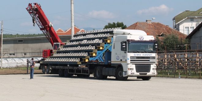 A început montarea tribunelor la terenul 2 din incinta Complexului Sportiv Municipal