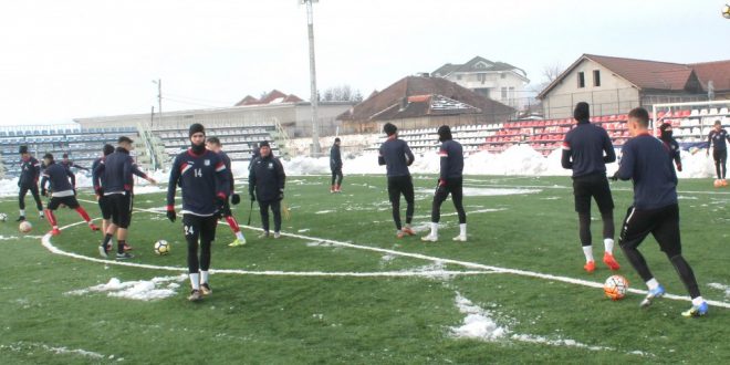 IMAGINI DE LA PRIMUL ANTRENAMENT PE TERENUL SINTETIC AL ECHIPEI PANDURII  TÂRGU JIU