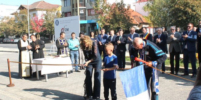 FOTO  / IMAGINI DE LA TĂIEREA PANGLICII LA  INAUGURAREA  STADIONULUI DIN TÂRGU JIU