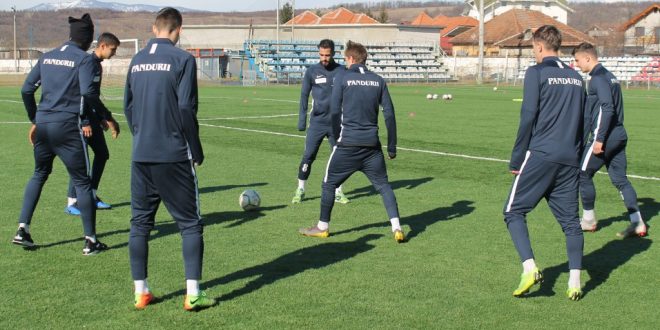 FOTO / IMAGINI ÎNCĂLZIRE JUCĂTORI MECI AMICAL PANDURII TÂRGU JIU – CSM SLATINA